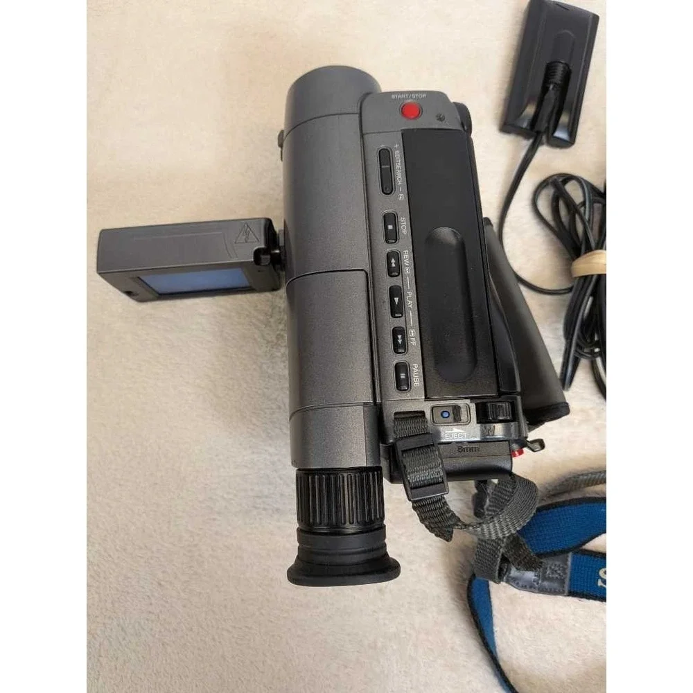 Sony Handycam CCD-TRV22 Video 8 Camcorder 26x Zoom‎ SteadyShot w AC Adapter